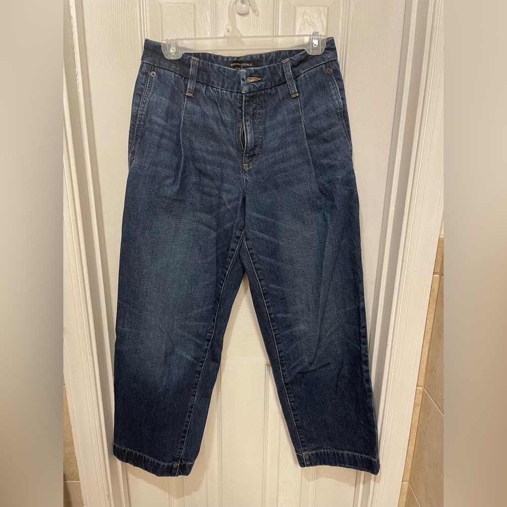Banana Republic pleated jeans 
Size 2 Reg